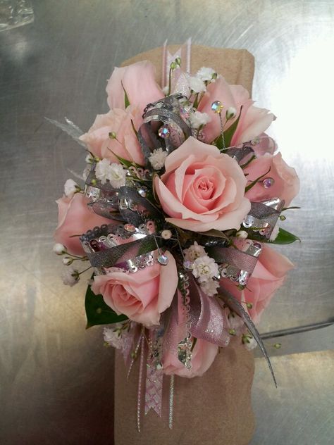 Prom Flowers Corsage, Dance Flowers, Homecoming Flowers, Prom Corsage And Boutonniere, Wrist Corsage Prom, Corsage Ideas, Prom Corsages, Prom Corsage, Rose Corsage