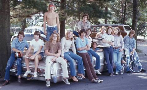 High School Boys, 1976 High School Fashion, 70s Photos, American High School, Fashion 70s, 70s Aesthetic, Highschool Aesthetic, Vintage Life, Teenage Dream, Boy Hairstyles