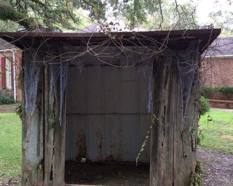 Yard Haunted House Ideas, Haunted Shed Ideas, Witch Shack, Witch Shack Halloween, Haunted House Witch Room, Jungle Haunted House, Farm Haunted House Ideas, Haunted House Walk Through, Witch Hut