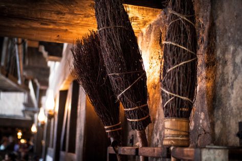 Abruzzo's Brooms and Brews: more broomstics. Visiting witches leave them by the door Blake Steven, Weasley Aesthetic, Three Broomsticks, Gryffindor Aesthetic, Hufflepuff Aesthetic, Fred And George Weasley, Images Harry Potter, Hogwarts Aesthetic, Fred Weasley