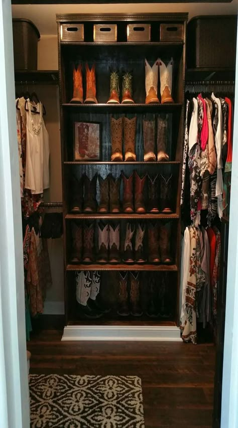 ...true closet envy... Country Western Asethic, Western Style Barndominium, Country Closet Ideas, Country Walk In Closet, Western Walk In Closet, Western Bedrooms Ranch Style, Rustic Closet Ideas, Cool Closet Ideas, Western Closet Ideas