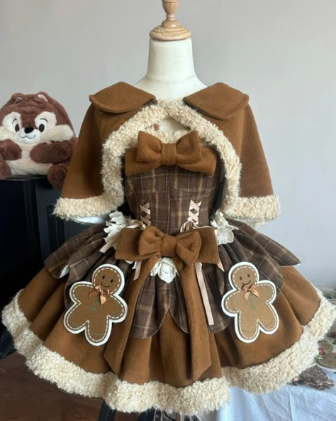 Mocha Gingerbread! 🍪 Winter gingerbread broches Lolita dress—now available for preorder! Ships mid-December. 🎄 ✨ Preorder for 9% off at $53.78! ✨ Search "DELLA-006" on Devilinspired.com to shop! #christmaslolita #lolitafashion #lolitadress Ginger Bread Design, Kawaii Christmas Outfits, Dress Brown Aesthetic, Cute Plaid Outfits, Brown Winter Dress, Gingerbread Girl Costume, Gingerbread Fashion, Neapolitan Outfit, Winter Outfits Art