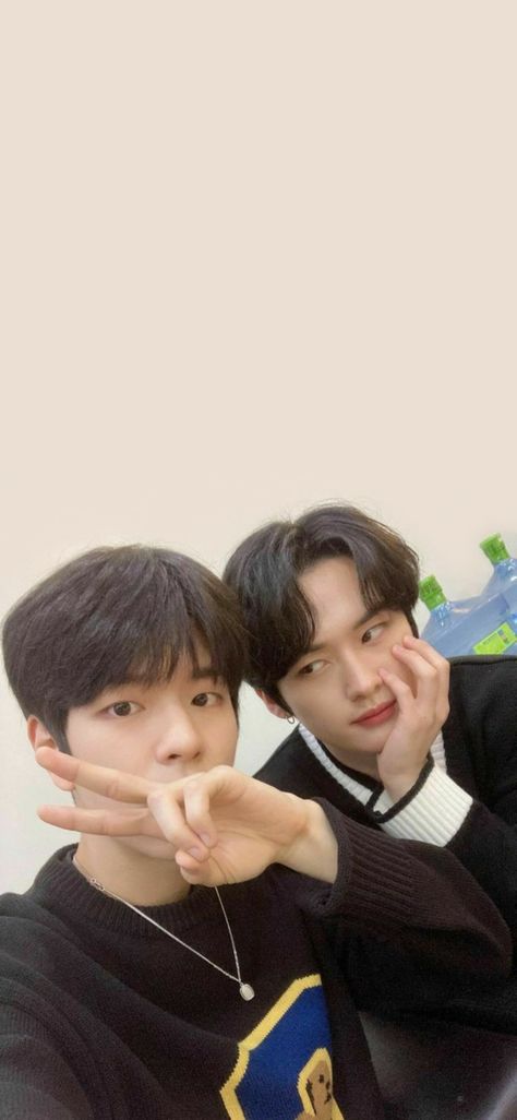 Stray Kids | Lee Know & Seungmin 2min Wallpaper, Lee Know Seungmin, Kids Background, Lee Know Stray Kids, Dump A Day, Stray Kids Seungmin, World Pictures, Couple Wallpaper, Kids Icon