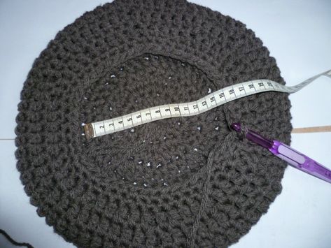 tuto photos et explications béret au crochet http://annthiescia.canalblog.com/archives/2013/10/25/28290746.html Beret Crochet, Crochet Beret Pattern, 2 Brides, Beret Pattern, Minion Crochet, Easy Crochet Hat, Crochet Beret, Bonnet Crochet, Crochet Beanie Hat