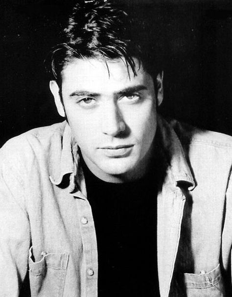 Young Jeffrey Dean Morgan could've been Jensen Ackles' older brother in Supernatural Young Jeffrey Dean Morgan, Jeffrey Dean Morgan Negan, Jeffery Dean, Negan Twd, Hilarie Burton, John Winchester, Dean Morgan, Jeffrey Dean, Jeffrey Dean Morgan