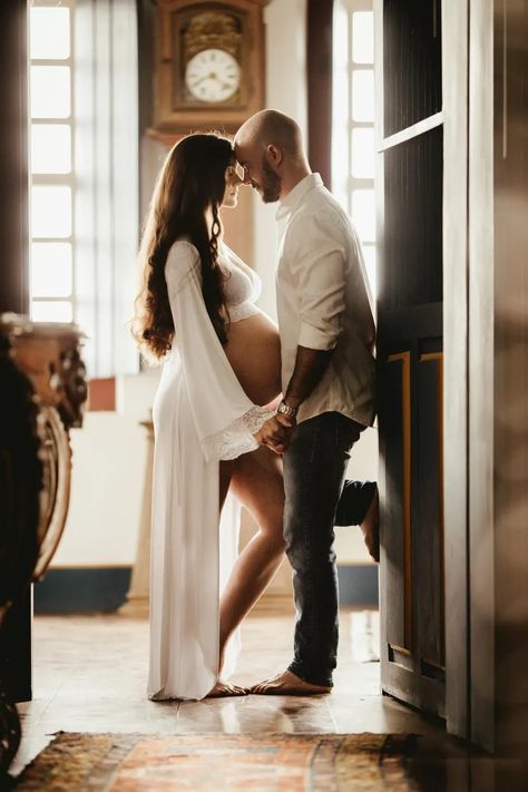 Birth Partner, Ways To Get Pregnant, Get Pregnant Fast, Pregnancy Signs, Pregnant Couple, Shooting Photo, Pregnancy Shoot, Maternity Pictures, Getting Pregnant