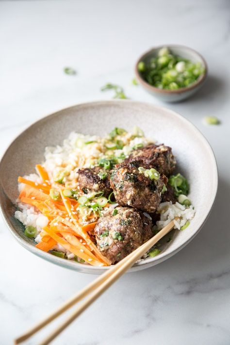 These low FODMAP meatballs are Asian-inspired and packed with gluten-free oats. It's an easy dinner recipe with ground beef or chicken! Fodmap Meatballs, Fodmap Recipes Dinner, Low Fodmap Recipes Dinner, Gluten Free Meatballs, Low Fodmap Diet Recipes, Fodmap Diet Recipes, Pickled Carrots, Rice Bowls Recipes, Pak Choi