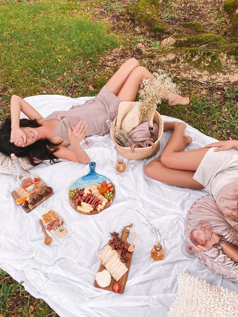 Picnic with friends Charcuterie Picnic, Picnic Photo Shoot, Picnic Photography, People With Freckles, Cake Photoshoot, Picnic Photoshoot, Birthday Lunch, Friendship Photoshoot, Cute Birthday Pictures