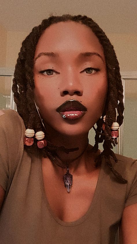 Black Lip Makeup Look Black Women, Black Lipstick Looks Black Women, Black Women Lips Aesthetic, Black Lipstick Combos, Brown And Black Lip Combo, Dark Top Lip Makeup, Black Lip Combos For Dark Skin, Black Top Lip Makeup, Black Glossy Lips