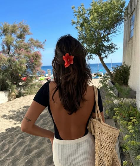 Honaloulou Hawaii, Beach Instagram Photos, Aussie Summer Outfits, Beach Updo, Island Vibes Outfits, Living In Hawaii Aesthetic, Curly Hair Vacation, Hawaii Photo Ideas, Thailand Outfit