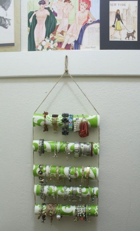 Diy Bracelet Organizer, Bracelet Storage Ideas, Diy Declutter, Diy Jewlry, Sewing Painting, Recycling Crafts, Diy Organizer, Bracelet Storage, Organizer Diy