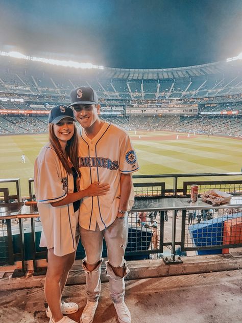 Cute Baseball Couples Pictures, Couple Sports Pictures, Baseball Game Couple, Baseball Couple Aesthetic, Baseball Christmas Gifts, Gf Ideas, Baseball Couples, Yankees Game, Facebook Mom