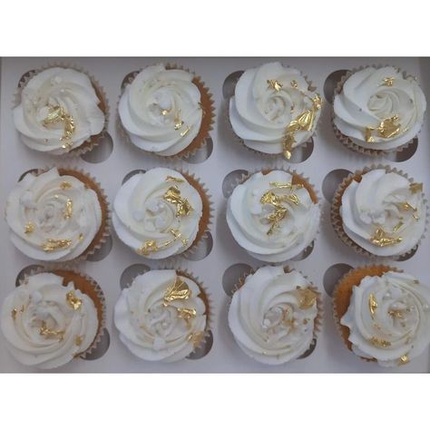 White Cupcakes With Gold Flakes, Gold Dust Cupcakes, White And Gold Cupcake Ideas, Gold Dusted Cupcakes, Gold Flake Cupcakes, White And Gold Cupcakes Birthdays, Elegant White Cupcakes, White Cupcakes With Gold Sprinkles, Gold Decorated Cupcakes