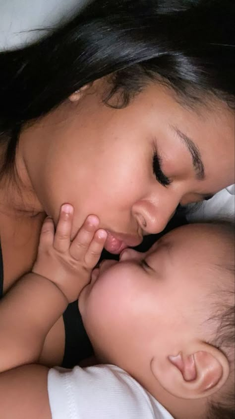 Light Skin Babies, Mum Aesthetic, Mom Instagram, Mommy And Baby Pictures, Mommy Moments, Flipagram Instagram, Pretty Pregnant, Future Mommy, Mommy Goals