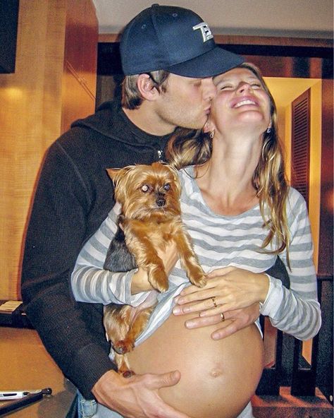 Boston, December 2009. ❤️ . . . #gisele #giselebundchen #giselebündchen #tombrady #tb12 #vida #lessonsbygisele #book #pregnancy #boston… My Dream Life Aesthetic, Gisele Bundchen Tom Brady, Tom And Gisele, Gisele Caroline Bündchen, Tom Brady And Gisele, Cowboy Life, Gisele B, Vs Models, Gisele Bündchen