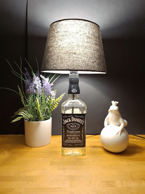 Jack Daniels Flaschenlampe, Bottle Lamp 0,7 l https://etsy.me/3j1WIe5 #selfmade #lichtdesign #wohndesign #interior #handwerkskunst #diy #love #cool #nachhaltigkeit #handgemacht #missupcycling #Whisky #whiskylover #tennessee #jackdaniels #industrialdesign