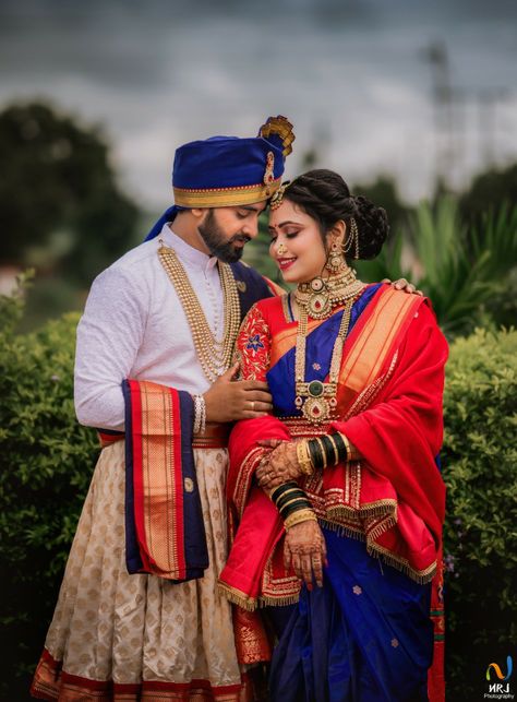 Maharashtra Couple Photography, Nauvari Saree Couple Photoshoot, Saptapadi Saree Look, Nauvari Couple Photoshoot, Maharashtra Wedding Couple Pose, Wedding Couple Poses Maharashtrian, Couple Poses Maharashtrian, Bengoli Photoshoot Couple, Marathi Cupels Photo