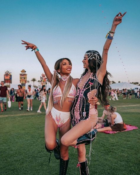 Who's ready for weekend ✌️?! 💖🎶🌴⁠ ⁠ @themodernartista wearing Limoncello 🍋 Rave Poses, Couple Festival Outfits, Festival Poses, Festival Outfits Coachella, Rave Party Outfit, Festival Outfit Inspo, 2023 Festival, Transformation Inspiration, Rave Concert