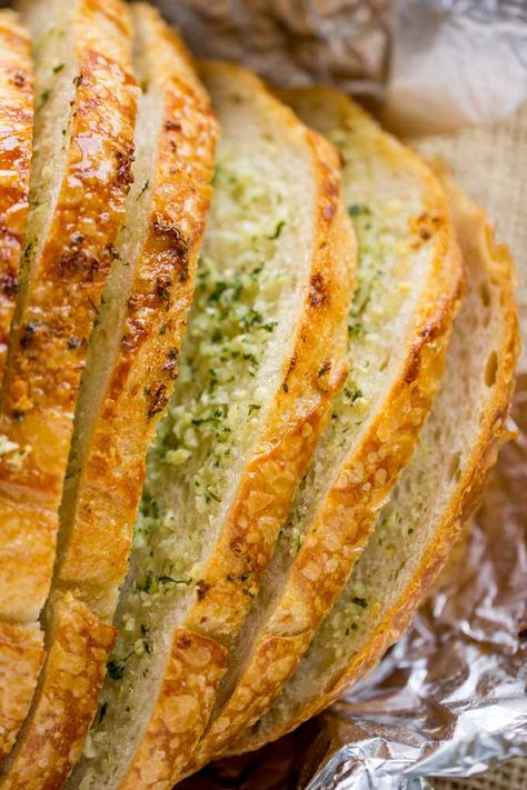 Sliced Garlic Bread Loaf made with a pre-sliced loaf of bread in just minutes and enough to feed a large crowd with no mess or slicing involved. In the oven in minutes. Dinner Recipes With Bread, Garlic Bread Loaf Recipe, Garlic Bread Loaf, Recipes With Bread Slices, Recipes With Bread, Sandwhich Bread, Pasta Buffet, Bread Loaf Recipe, Make Garlic Bread