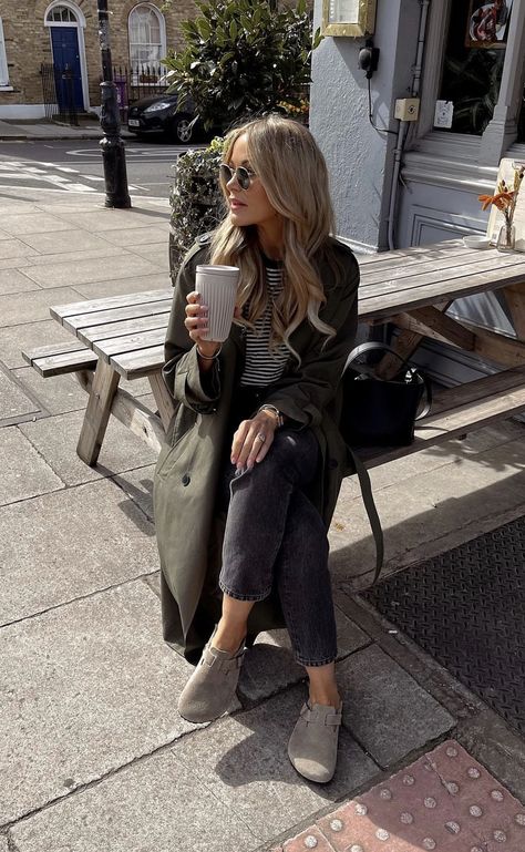 Mule Outfit, Mule Shoes Outfit, Clogs Outfit, Corporate Fashion, Coat Outfit, Outfit Trends, Coat Outfits, Autumn Outfit, Outfit Inspo Fall