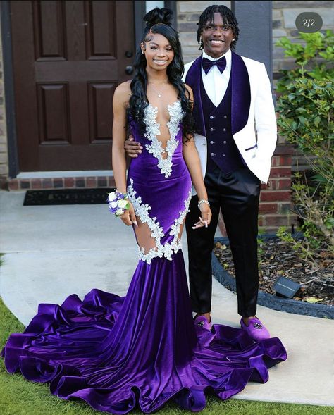 Prom Colors Black People, Purple Prom Dress Couple, Purple Prom Dress Aesthetic, Purple Prom Dresses Black Women, Purple And Black Prom Dress, Prom Ideas Black Couples, Prom Dates Couples, Prom Black Couples, 2k24 Prom