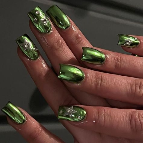 Acrylics Green, Green Chrome Nails, Molten Metal, Chrome Nails Designs, London Nails, Green Chrome, Nail Art Instagram, Metallic Nails, Nailed It