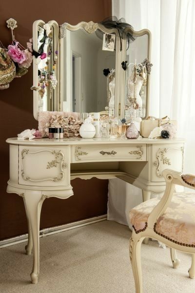 Simple Dressing Table Designs, Vanity Table Vintage, Dressing Table Design, Dressing Table Vanity, Country Chic Cottage, Antique Vanity, Shabby Chic Dresser, Glam Room, Bedroom Vanity