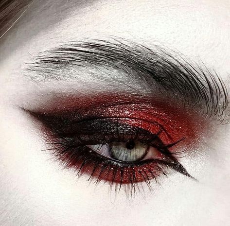 Halloween Horror Nights Makeup, Vampire Prom Makeup, Winter Goth Makeup, Neo Gothic Aesthetic, Casual Gothic Makeup, Goth Valentines Day Makeup, Goth Vampire Makeup, Red And Black Makeup, Gothic Eye Makeup