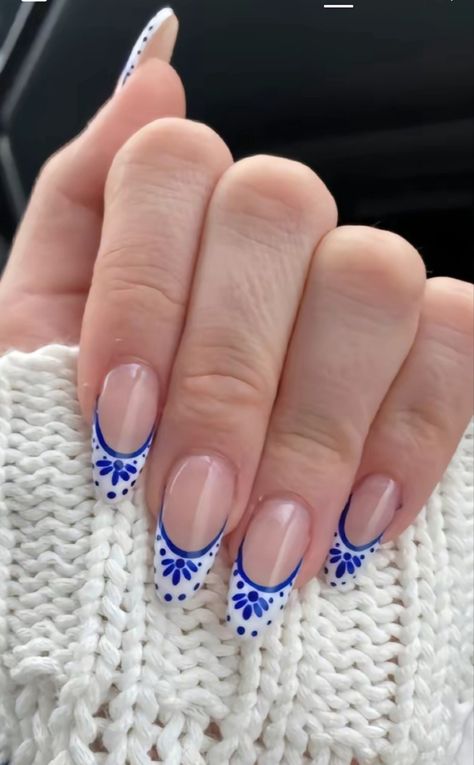 Blue And White Nails Acrylic Almond, Dark Blue Nails With White Design, French Tip With Blue Dots, Navy Blue Floral Nails, Blue Willow Nails, French Tip With Blue Design, White Nails Blue Design, Class Azul Nails, Blue And White Nails Simple