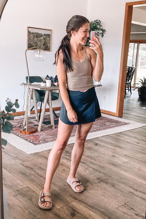 Active Mom Outfits Summer, Athletic Skort Outfit Trendy, Athletic Skort Outfit, Skort Outfit Athletic, Skort Outfit Ideas, Summer Athletic Outfits, Skort Outfit, Weather Clothes, Black Skirt Outfits