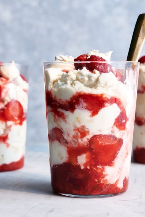 Strawberry Eton Mess, Eaton Mess Recipe, Eton Mess Recipe, Eaton Mess, Stuffed Calamari, Calamari Recipe, English Desserts, Baked Meringue, Parfait Desserts