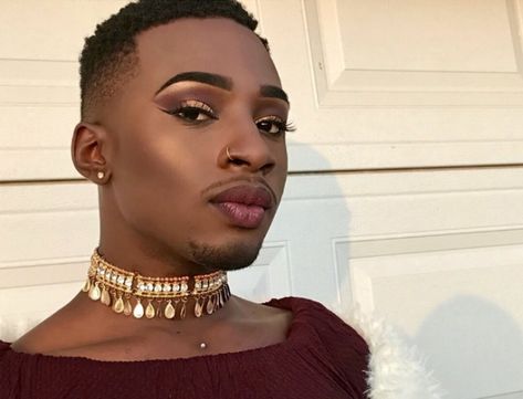 This is 19-year-old Trayvon Dickerson, a freelance makeup artist and waiter from Texas. Male Makeup Artist, Men Wearing Makeup, Black Makeup Artist, Drag Make-up, Gender Fluid Fashion, Freelance Makeup Artist, Male Makeup, Black Makeup, Prom Makeup