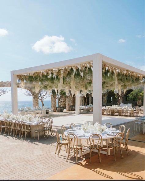 Whimsical Wedding Venue Receptions, Pretty Wedding Food, Elegant Beach Wedding Ceremony, Classy Destination Wedding, Resort Wedding Ideas, Beach House Wedding Reception, Classy Beach Wedding, Dreamy Wedding Decor, Decorating Ideas Wedding