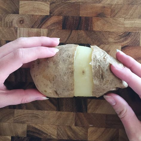 This Easy Hack Will Forever Change the Way You Peel Potatoes — No Peeler Necessary! Peel Potatoes Easy, Hospitality Meals, Mashed Potatoes With Skin, Best Mashed Potatoes, Nutrition Certification, Food Christmas, Potato Skin, Popsugar Food, Making Mashed Potatoes