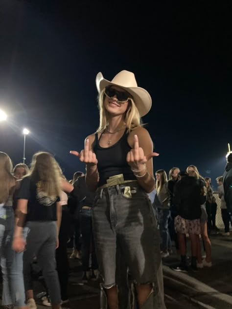 Country Rock Aesthetic, Country Party Aesthetic, Cowboy Outfit Aesthetic, Country Concert Picture Ideas, Coastal Cowgirl Aesthetic Outfits, Cowgirl Festival Outfit, Country Concert Aesthetic, Cowgirl Aesthetic Outfit, Concert Outfit Ideas Country