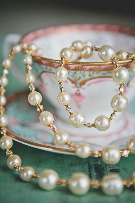 Pearls White Tea Party, Pearl Aesthetic, Pearls And Lace, An Old Soul, Look Retro, Diamonds And Pearls, Pearl And Lace, Pearls Of Wisdom, Tea For Two