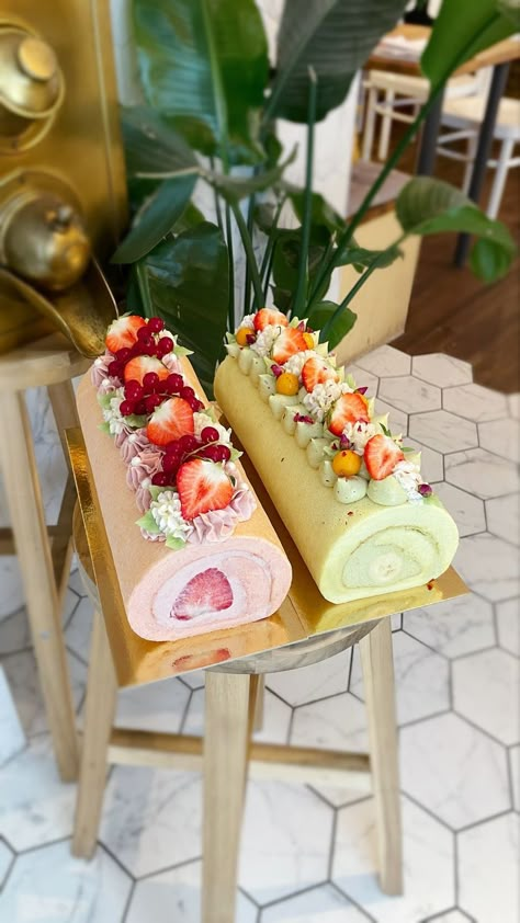 Rolled Cake Design, Cake Roll Decoration, Rolet Cake Design, Swissroll Ideas, Swiss Roll Decoration, Roll Cake With Design, Aesthetic Roll Cake, Roll Cake Decoration, Floral Swiss Roll Cake