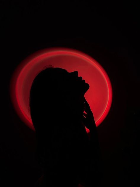 Red Light Photoshoot, Sunset Photoshoot Ideas, Light Photoshoot, Neon Photoshoot, Silhouette Photography, Studio Photography Poses, Dark Energy, Female Art Painting, Multiple Exposure