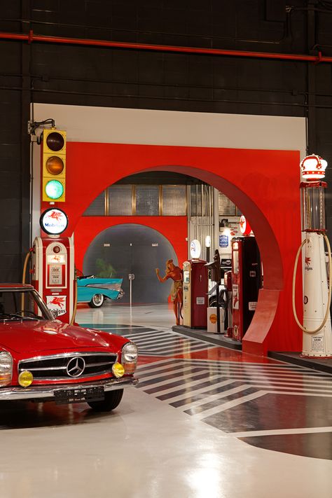 spanish toy factory renovated by vilaplana&vilaplana to exhibit luxury vintage cars  www.designboom.com Garage Houses, Car Exhibition, Toy Car Garage, Exhibition Room, Toy Factory, Garage Repair, Combi Vw, Car Museum, Car Showroom