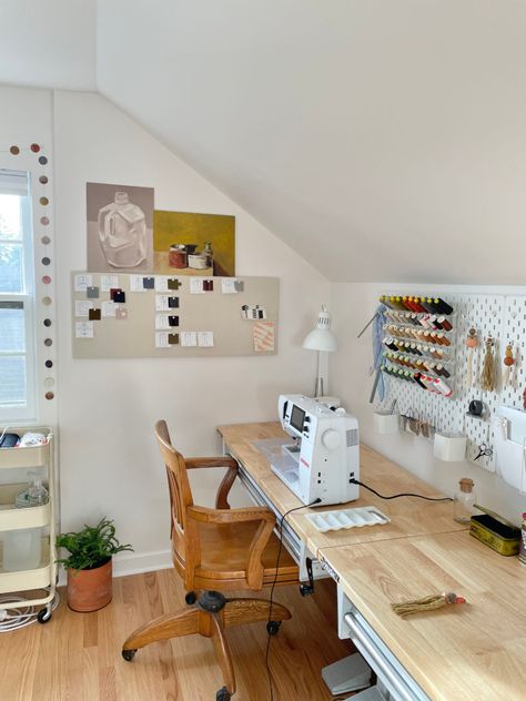 Sewing Office Ideas, Sewing Home Studio, Sewing Set Up Small Spaces, Sewing Studio Aesthetic, Dream Sewing Room, Closet Sewing Room, Craft Space In Bedroom, Sewing Desk Ideas, Sewing Set Up