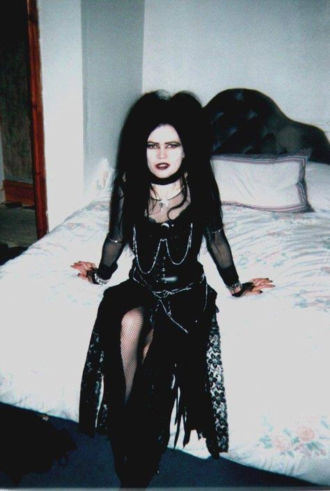 Planet Sheen, 80s Trad Goth, Foggy Cemetery, Alt Culture, Trad Goth Outfits, Gothic Inspiration, Traditional Goth, Witchy Outfits, 80s Goth