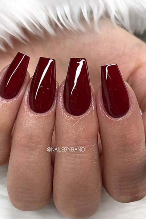 A quick and simple method to jazz up your nails is using bright colors. One of the most popular is red. There… Short Coffin Nails Designs, Maroon Nails, Red Nail Art, Gold Glitter Nails, Pretty Nail Designs, Coffin Shape Nails, Burgundy Nails, Red Nail, Prom Nails