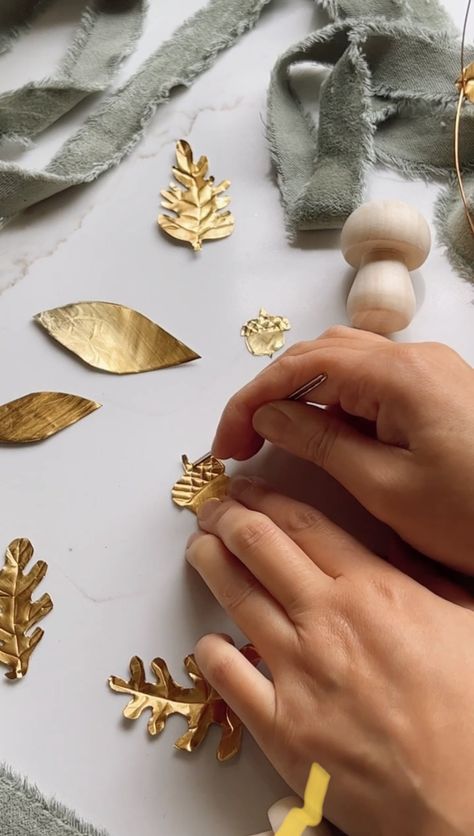 How to DIY an Upcycled Christmas Garland — The Kwendy Home Vintage Christmas Garland Diy, Wire Garland Ideas, Diy Acorns How To Make, Diy Sustainable Christmas Decorations, Diy Holiday Garland Ideas, Diy Christmas Decorations From Nature, Natural Diy Christmas Decorations, Diy Gold Christmas Decorations, Cardboard Christmas Garland