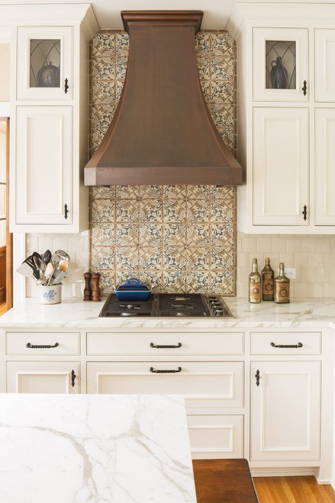 Old World Kitchen Backsplash, Old World Backsplash, Dark Kitchen Makeover, House Staging Ideas, Kitchen Counters And Backsplash, Sink With Backsplash, Old World Kitchen, Stone Backsplash Kitchen, Old World Kitchens