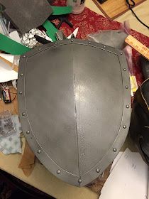 Parts and Krafts : Cheap and Easy Foam Knight Shield How To Make A Roman Shield, Diy Shield Medieval, Knight Shield Diy, Diy Shield Of Faith, Cardboard Table, Missions Conference, Eva Foam Armor, Roman Shield, Once Upon A Mattress