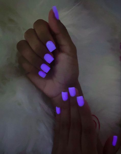 Short nails Short Square Acrylic Nails Purple, Short Nails Ideas Purple, Purple Short Acrylic Nails, Short Purple Acrylic Nails, Short Purple Nail Ideas, Cute Baddie Nails Short, Exotic Short Nails, Badass Nails, Glow In The Dark Nails