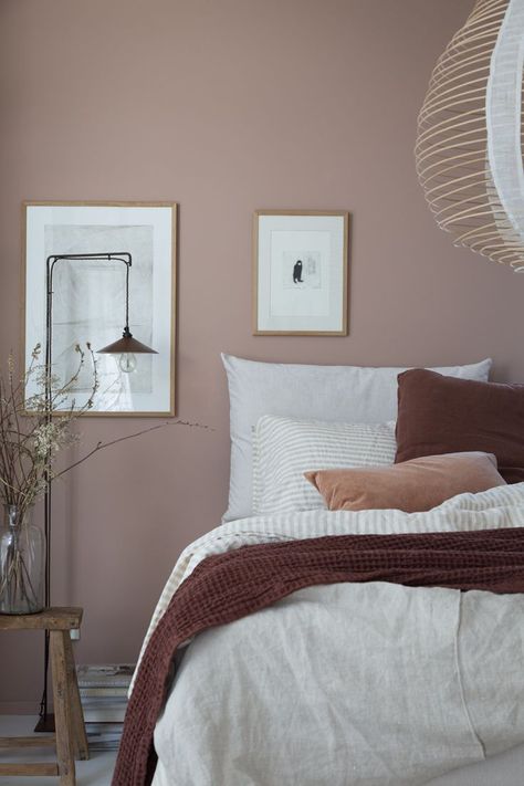 Pink and brown colour scheme in Scandinavian bedroom Dusty Pink Bedroom, Sweet Bedroom, Scandinavian Bedroom Decor, Pink Bedroom Walls, Bedroom Updates, Scandinavian Bedroom, Pink Bedrooms, Beautiful Bedroom, 아파트 인테리어