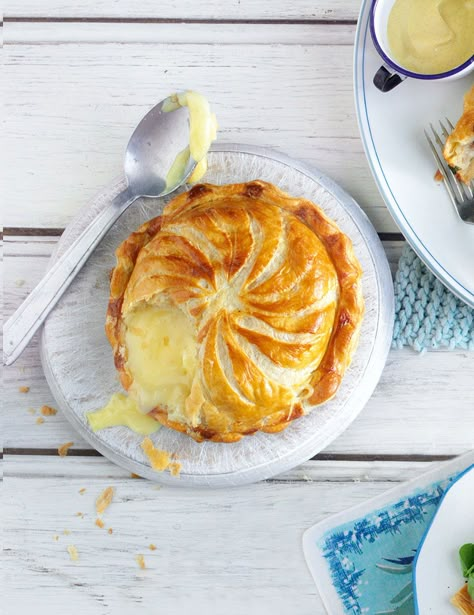 Try this scrumptious pithivier recipe made by wrapping camembert in puff pastry and baking. Puff Pastry Dinner Recipes, Pastry Dinner Recipes, Puff Pastry Dinner, Camembert Recipes, Empanadas Recipes, Savory Hand Pies, Pastry Dinner, Vegetarian Starters, Baked Camembert