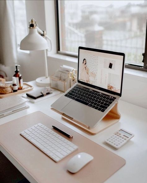 Work Office Decor, Cozy Home Office, Desk Inspiration, White Desk, Office Room Decor, Study Room Decor, Workspace Inspiration, Office Desk Decor, Home Office Setup