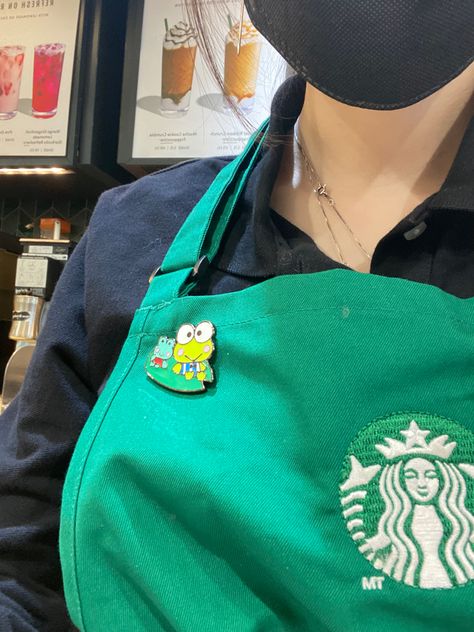 Starbucks Uniform, Starbucks Outfit, Barista Outfits, Starbucks Apron, Working At Starbucks, Starbucks Barista, Manifesting Vision Board, Uni Life, Work Uniforms